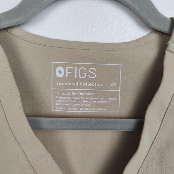 Figs Casma Scrub Top Womens XS Sandstone Tan V-Neck Pockets Short Sleeve 80 - Picture 3 of 7
